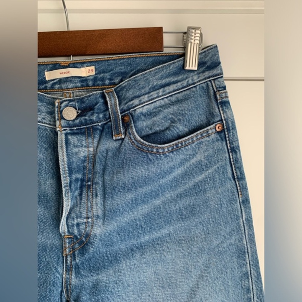 Levi's Premium Wedgie Fit Ankle‎ Womens Jeans 29 Medium Wash Distressed Raw Hem - Picture 4 of 9